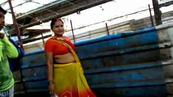 Bhojpuri Aunty BOOBS in Station video