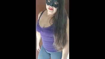 MI MADRASTRA ES LA MEJOR MOVIENDO SU ENORME CAMELTOE LUEGO DE AYUDARLE CON SUS TIKTOK ME DEJA METERLE LA VERGA EN MEDELLIN 1 video