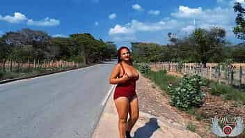 Sexo y exhibicionismo al aire libre. Madura colombiana se exhibe por la carretera y tiene sexo en publico en las calles de Colombia. Penelope Olsen video