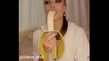 Chupando uma banana inteira video